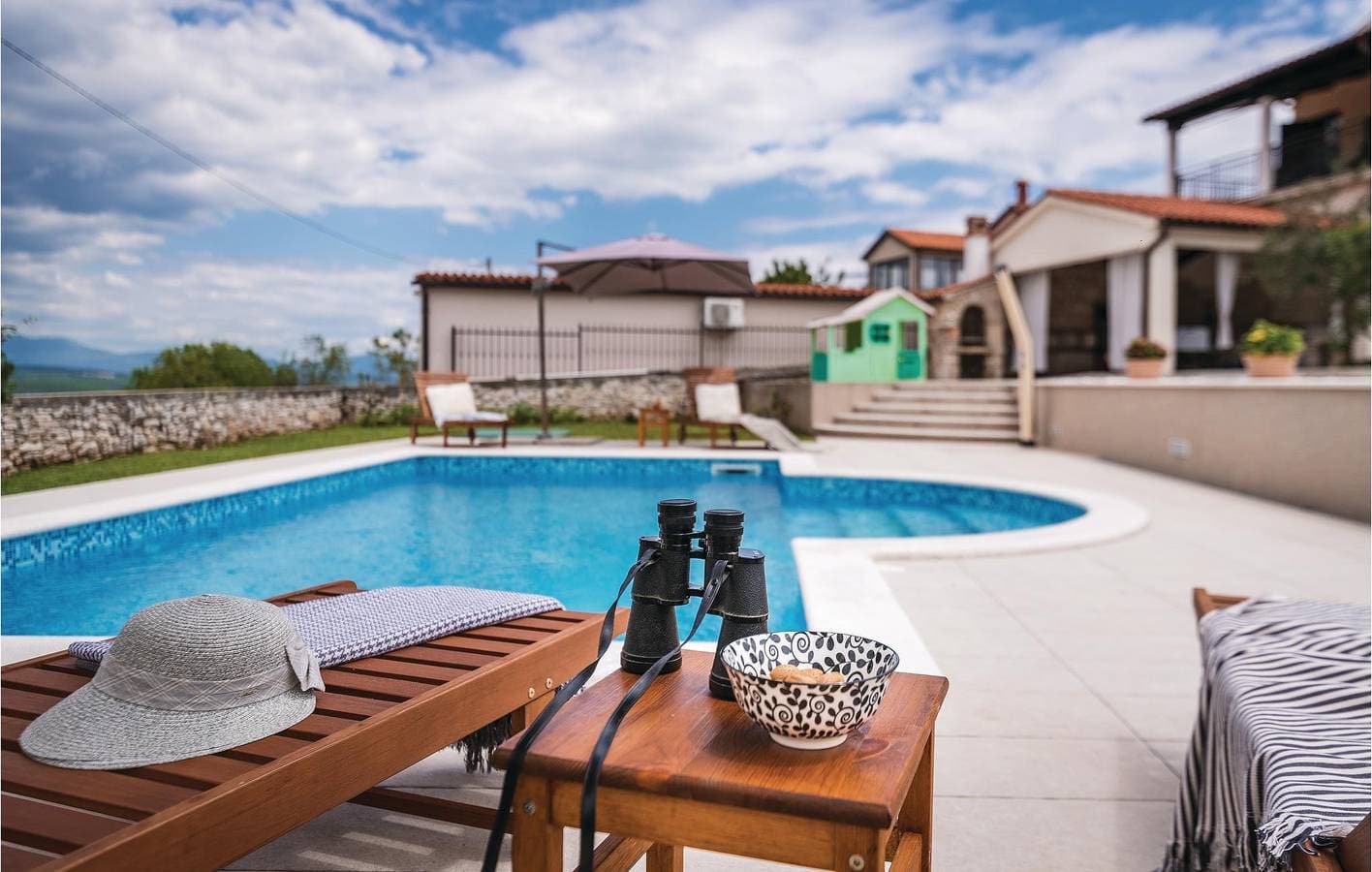 Foto 12 von 49: Charmante Unterkunft, 1,5 km von der Küste entfernt: Pool, WLAN, Terrasse und Parkplätze!