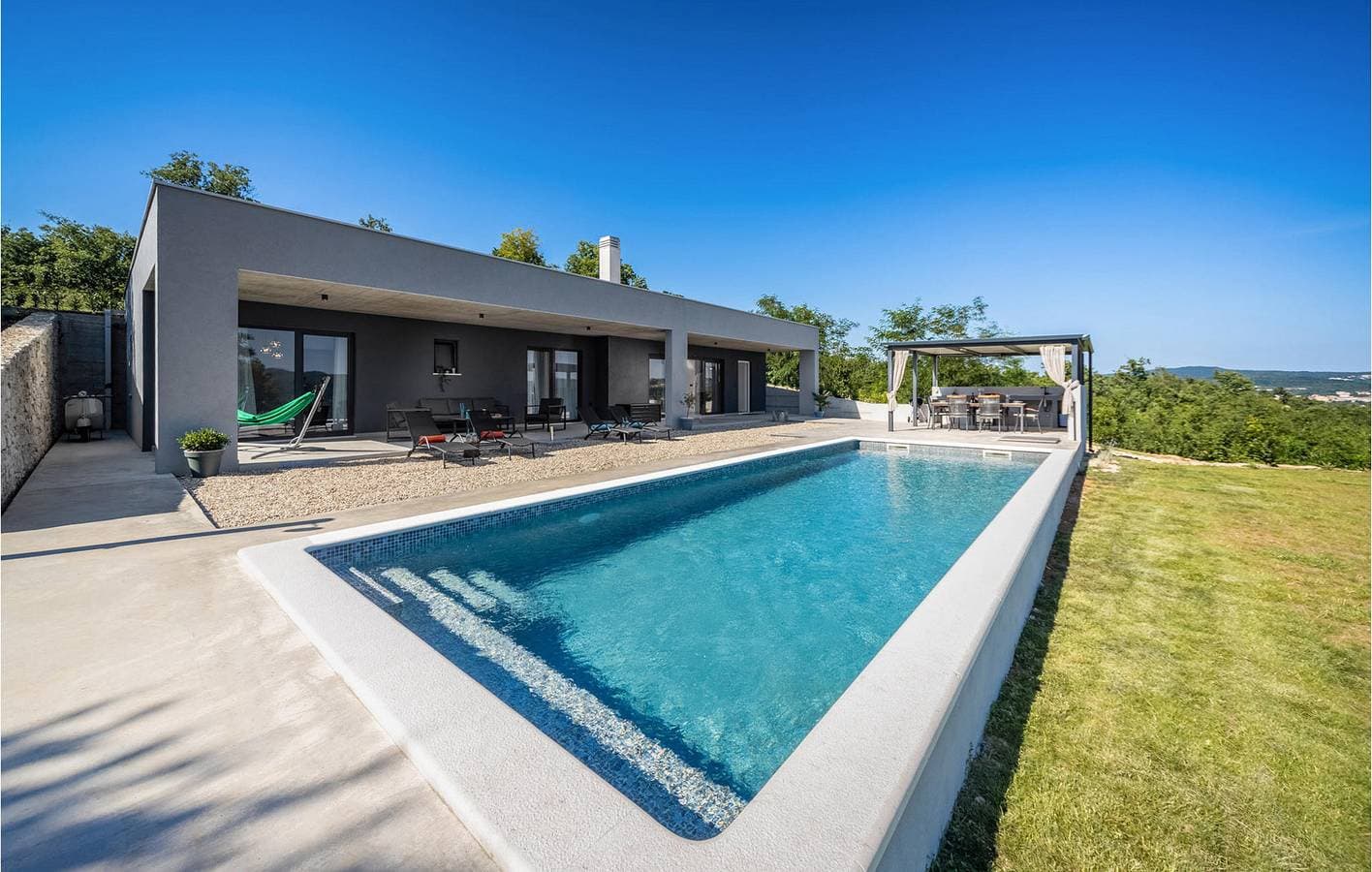 Foto 6 von 25: Geräumiges Apartment mit 1 Schlafzimmer, Pool, WLAN und Parkplatz in der Nähe des Zentrums von Raša