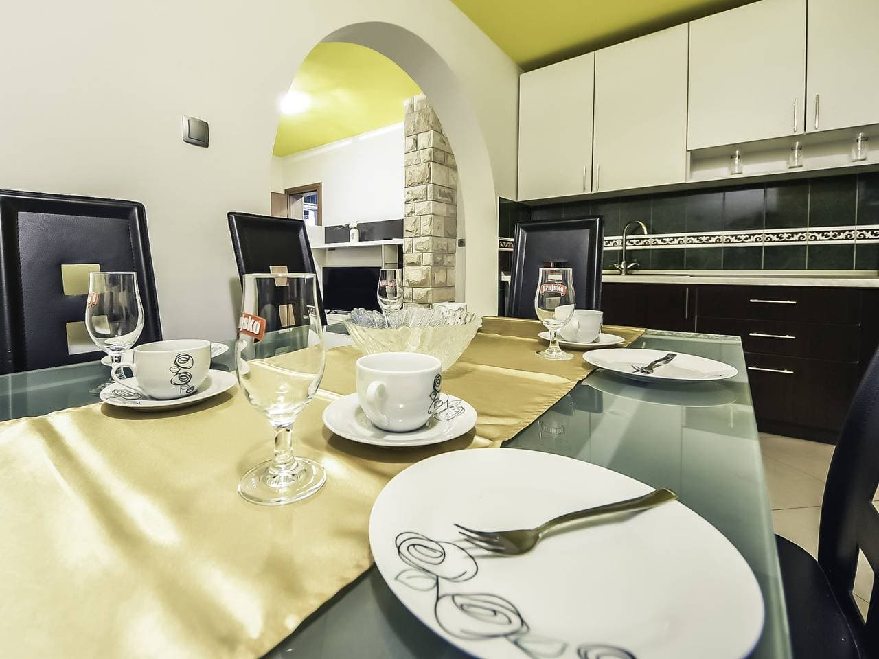 Ribnica 15 km von Novigrad: Mehrfamilienhaus Anić 1