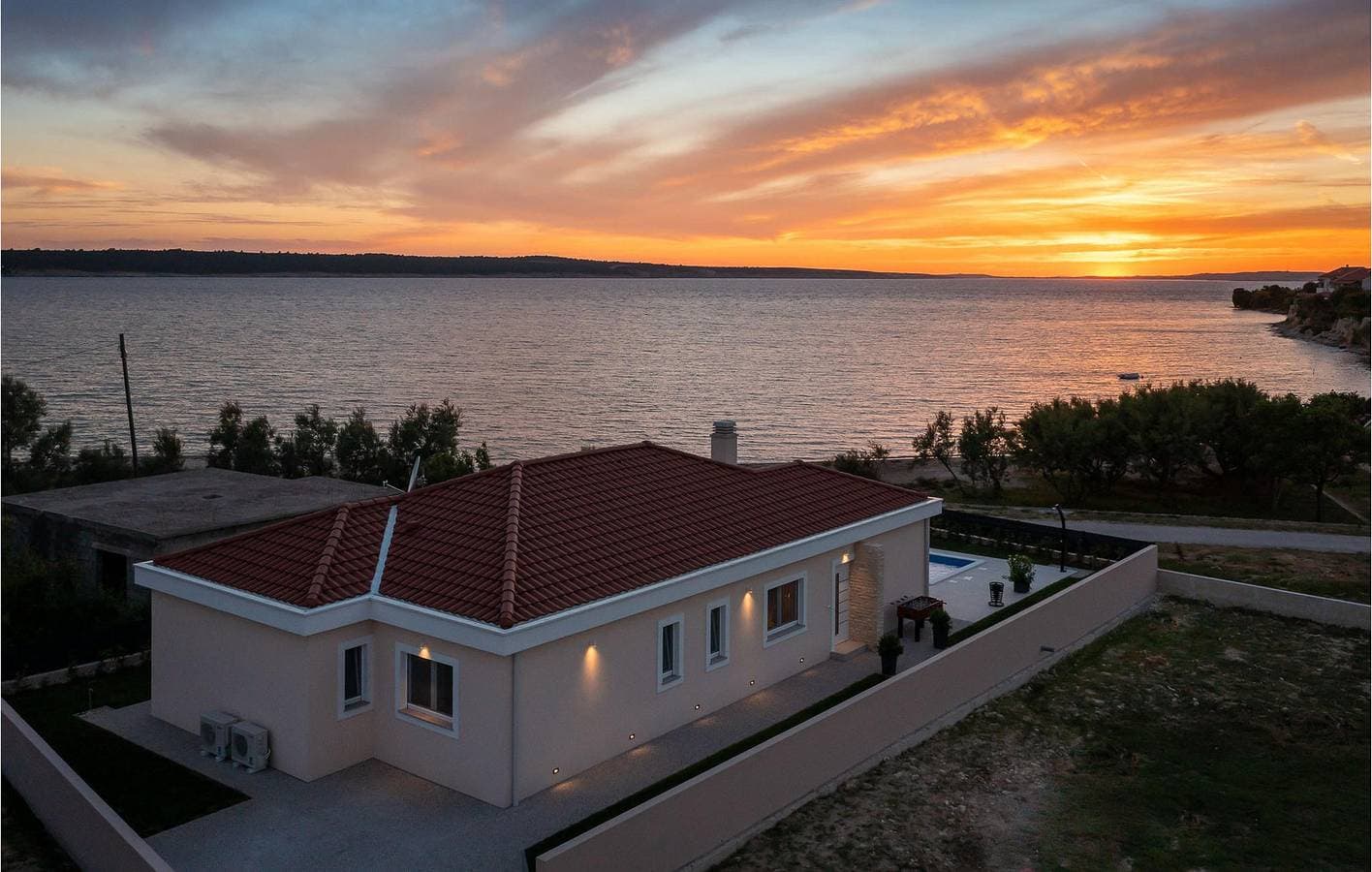 Urlaub am Meer: Modernes Apartment mit Pool, Terrasse und nur 700 m vom Strand entfernt 1