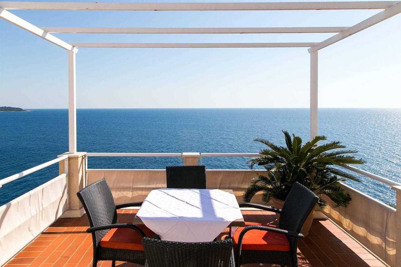 Foto 13 von 16: Mare Apartment mit einem Schlafzimmer mit Balkon und Meerblick A1