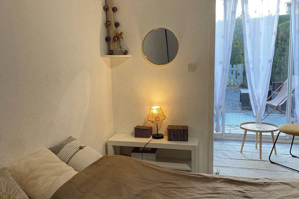 Foto 2 von 13: Lovely, quiet garden-level studio close to the port and small shops.