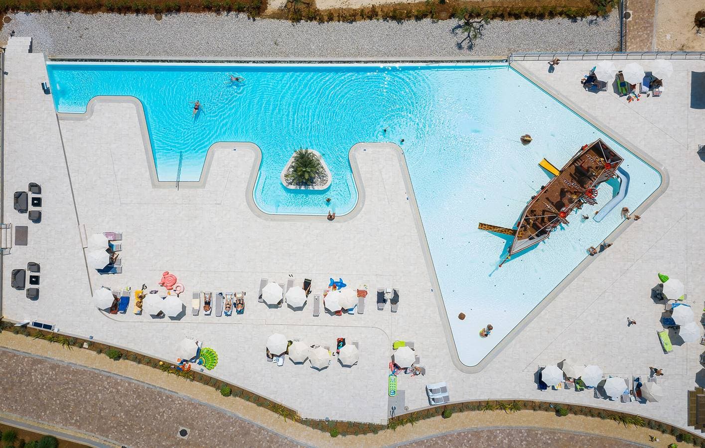 Foto 9 von 36: Reizendes Mobilheim mit Pool, Terrasse und WLAN, 2,5 km vom Strand entfernt