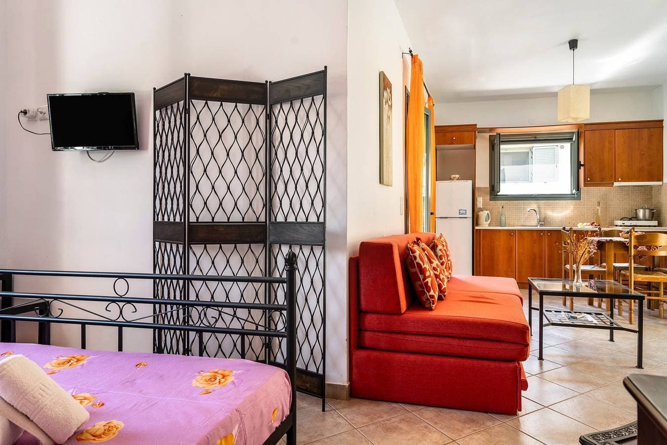 Foto 9 von 22: Ferienwohnung "Alkionides Apartment 2" mit Blick auf den Pinienwald