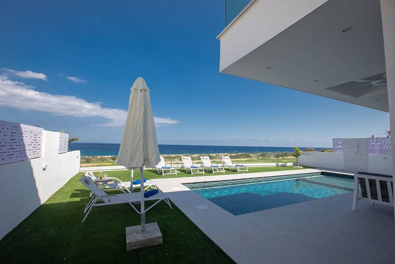 Foto 3 von 30: Luxury 5 Star Seafront Cottage – Cape Greco 1046