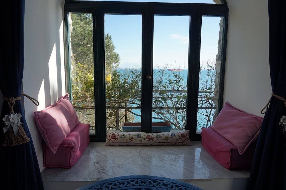 The Turquoise Nest: a terrace, the scent of salt air, the red of a sunset 1