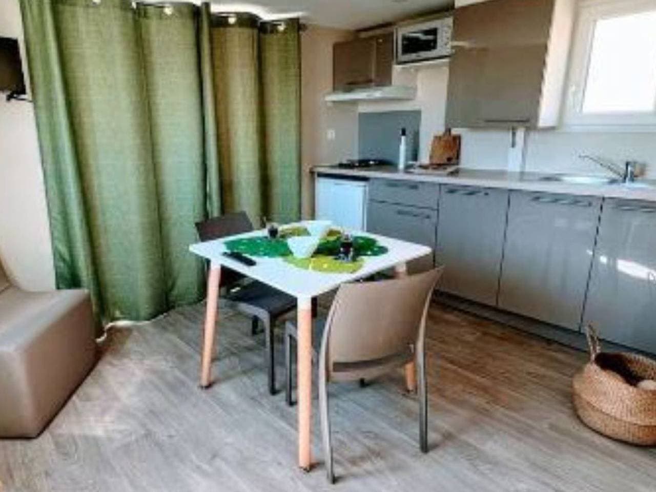 Foto 2 von 14: Gemütliches Mobilheim mit Terrasse für 2 in La Seyne-sur-Mer