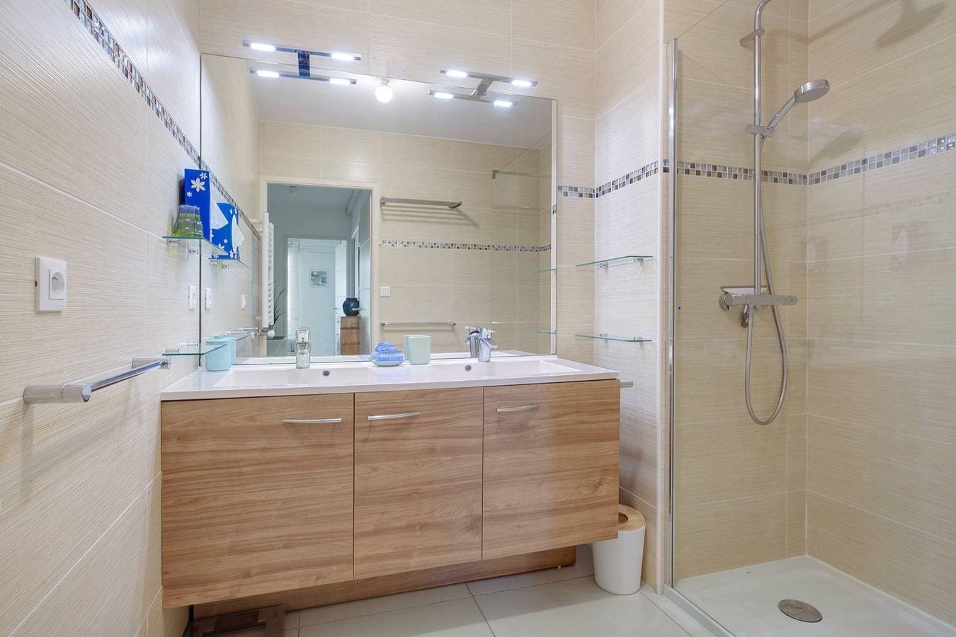 Foto 12 von 23: Cap Sud, Antibes – Ruhige 2-Zimmer-Wohnung, Pool, Parkplatz