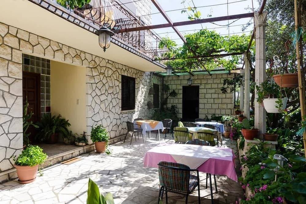 Foto 8 von 16: Guesthouse Moretic - Doppelzimmer mit Balkon und Meerblick 5