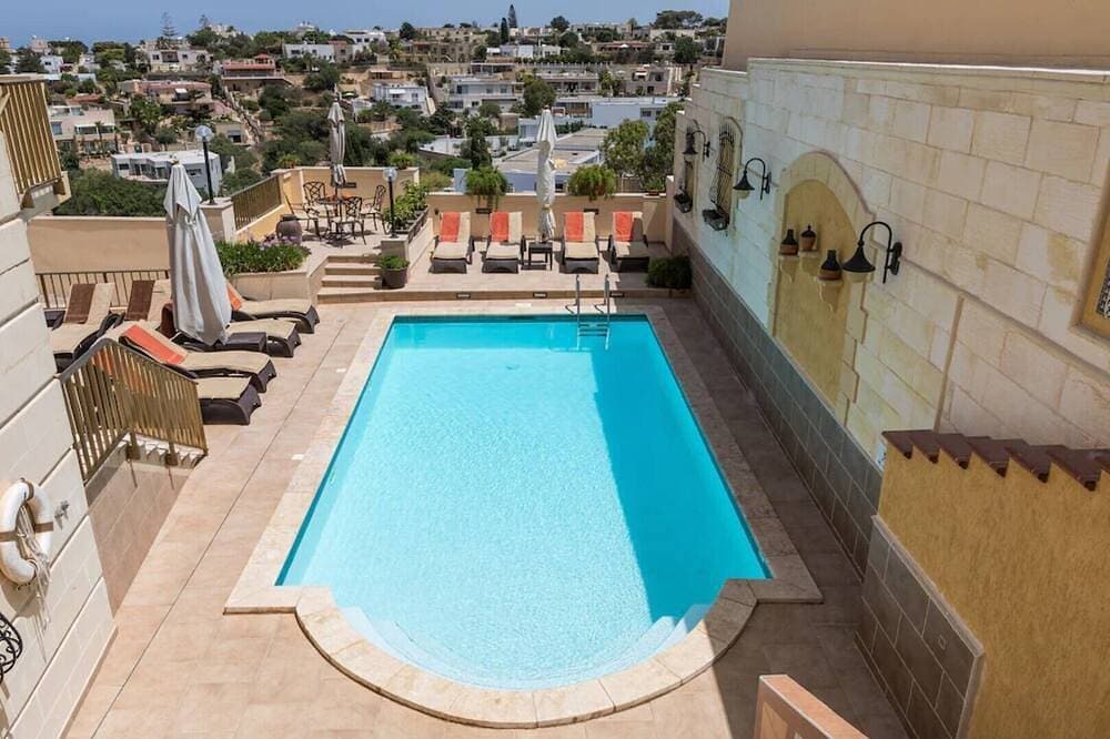 Foto 13 von 18: Superb villa 3, inviting pool and spacious outside space.Fully airconditioned.