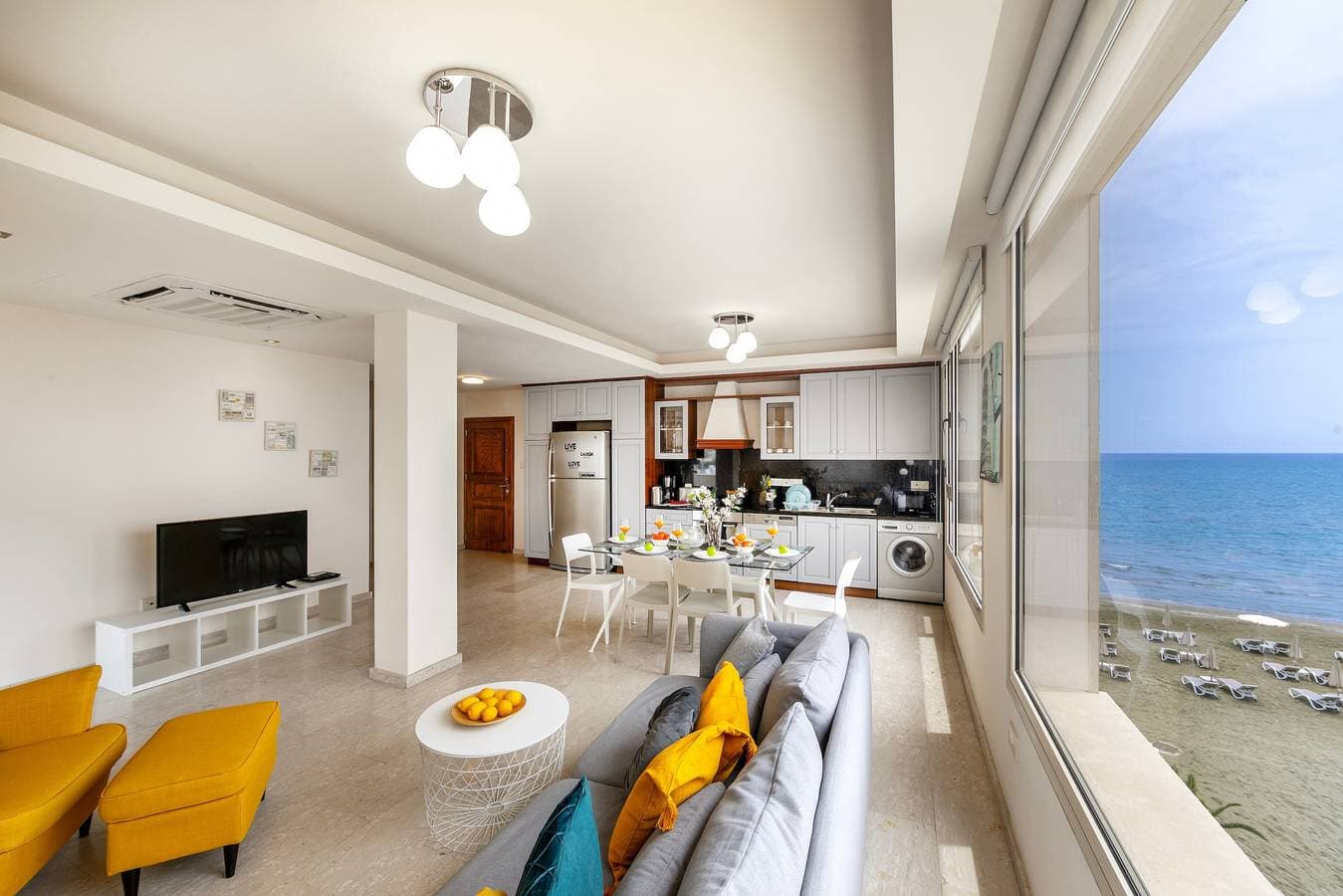 Foto 5 von 25: Mackenzie Eftyhia Beachfront Suite