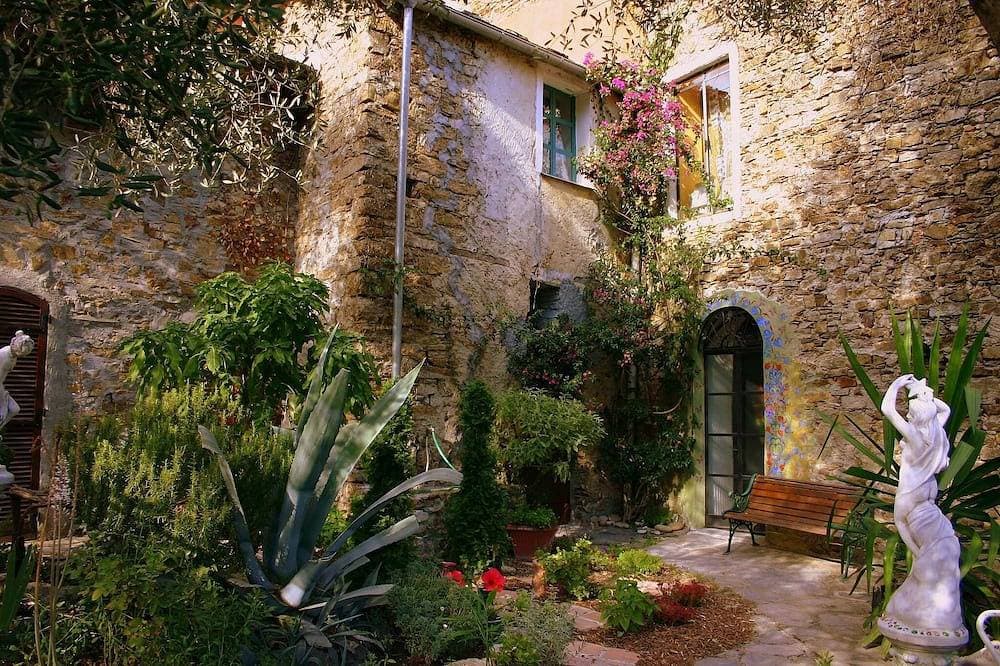 Apartment Mit Großem Terrazzo Und Garten In Ruhigem Italienischem Dorf 1