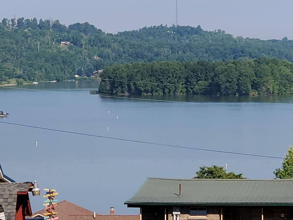 Foto 11 von 17: Beautiful Lake view from the Upper Deck!!  Entire House!