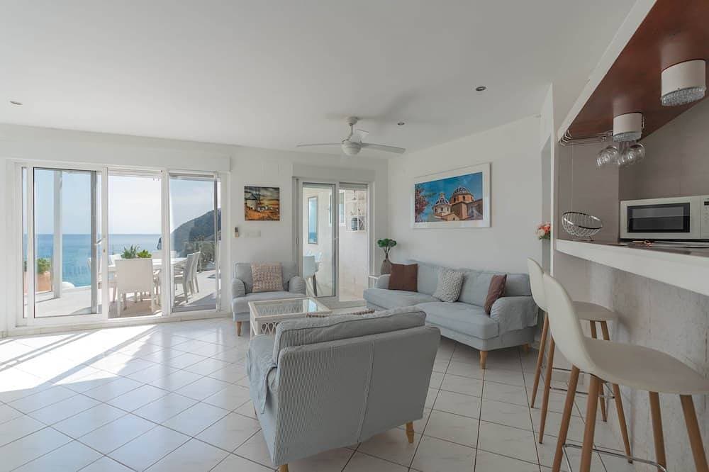 Foto 11 von 30: Frontline Mediterranean Villa • Heated Pool & Jacuzzi • 3m Walk to Beach & Port