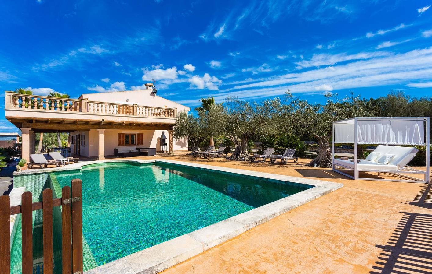 Foto 3 von 40: Sonniger Rückzugsort mit Terrasse, Pool und Küche