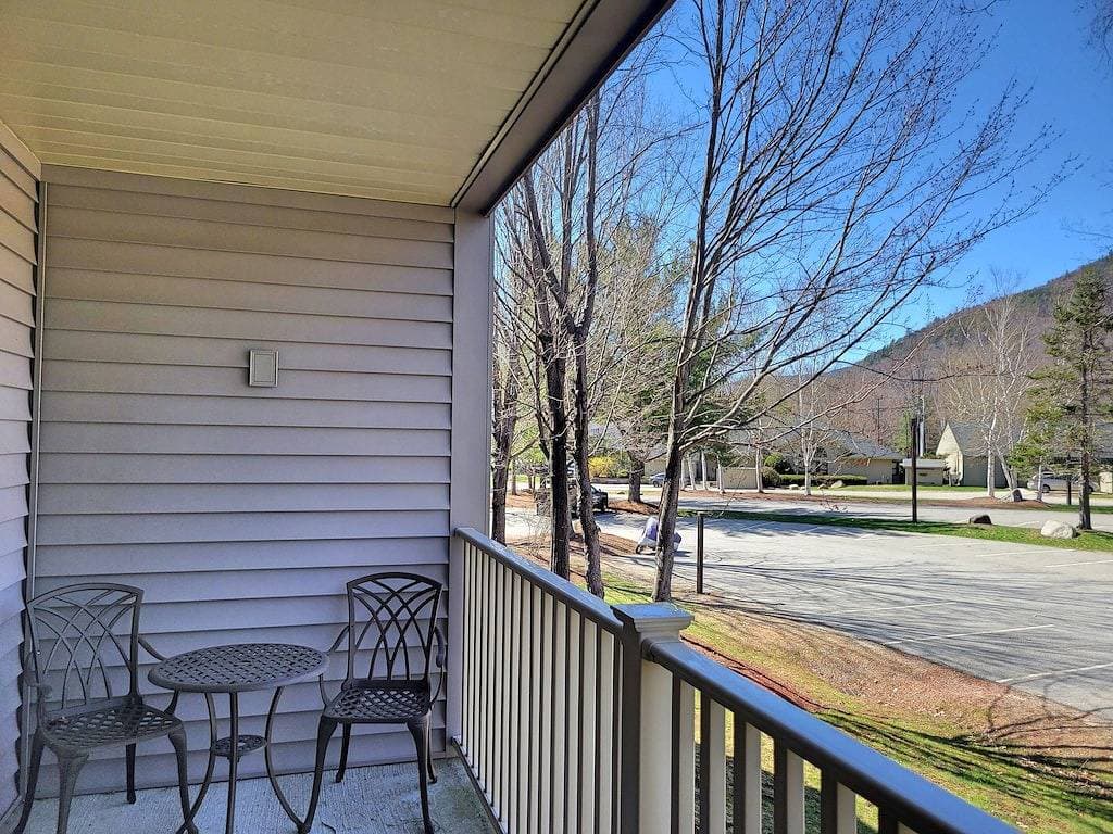 Foto 11 von 16: Kitchen, AC, deck, view, pool, ski shuttle. Ld 103 by Lrs