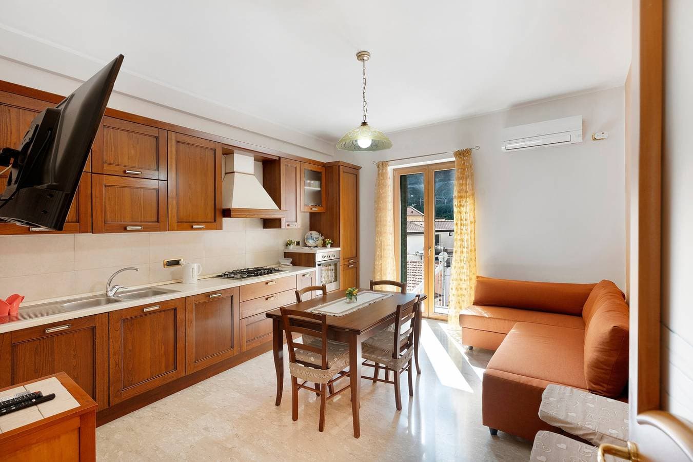 Foto 2 von 20: Apartment 'Ce Tour - La Casa del Limone di Nonni' mit Bergblick, WLAN und Klimaanlage