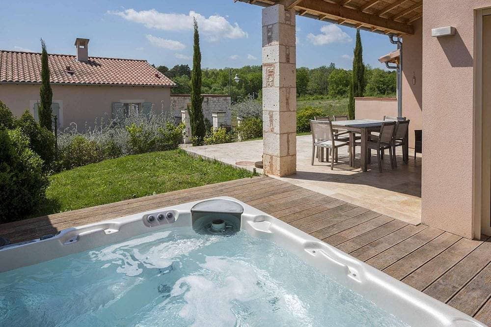 New Luxury 2-Bett-Villa mit Jacuzzi auf Chateau Weingut Estate Villa Corduries 1