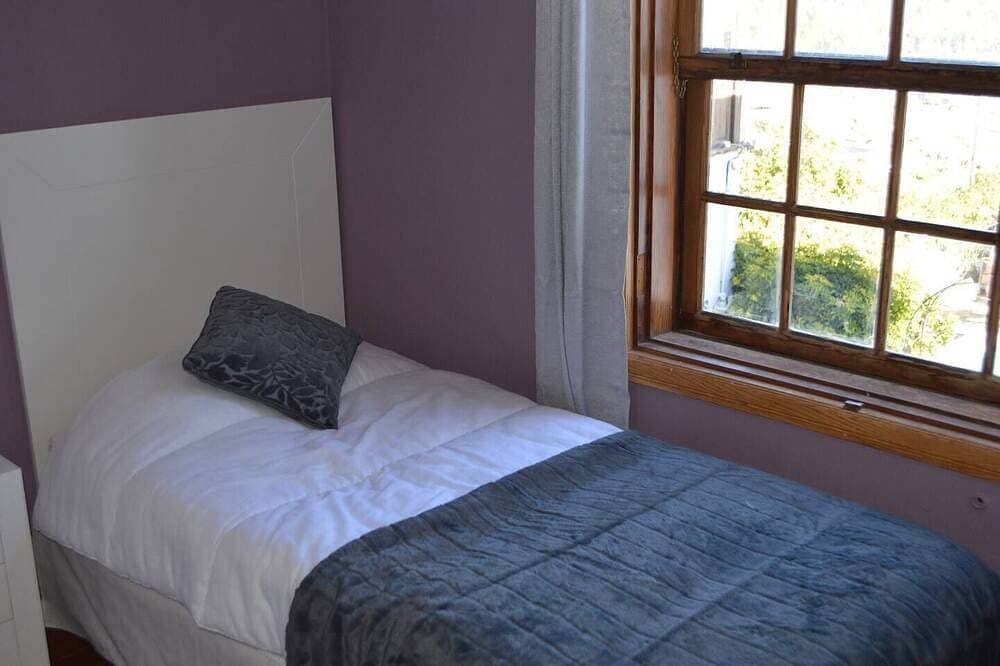 Foto 5 von 30: This twin room has two single beds with a private separate bathroom ( bathroom across the hallway). The view is of the whole garden area and the sea can be seen on clear days.