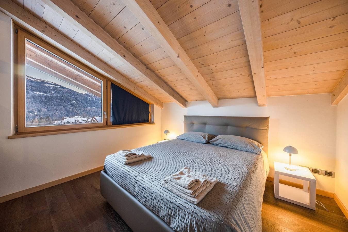 Foto 13 von 35: Ferienwohnung „La Pratolina Attico“ mit Bergblick und Balkon