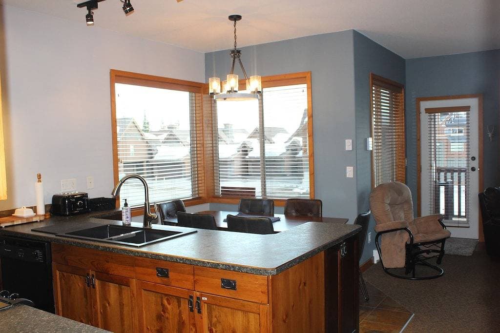 Bright End unit Townhome, priv.  hot tub, 2 parking, ski in/out, close village 1