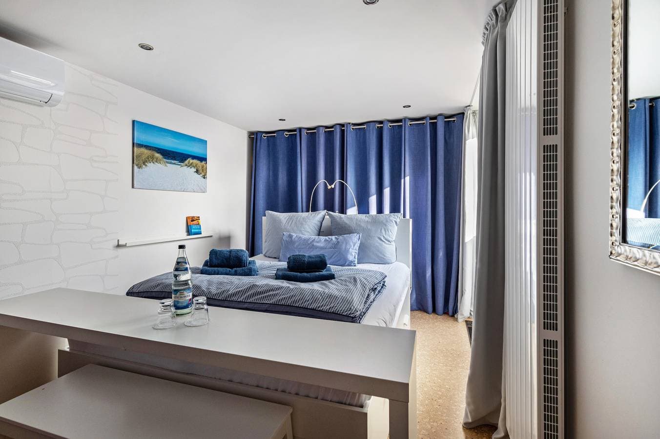 Foto 7 von 35: 'Ferienhaus Am See mit Boot', privater Terrasse, WLAN und Klimaanlage