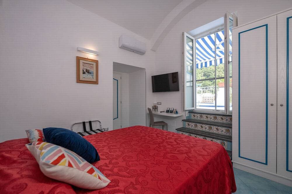 Foto 8 von 30: Grecale: stunning sea-view apartment with patio - up to 5 guests