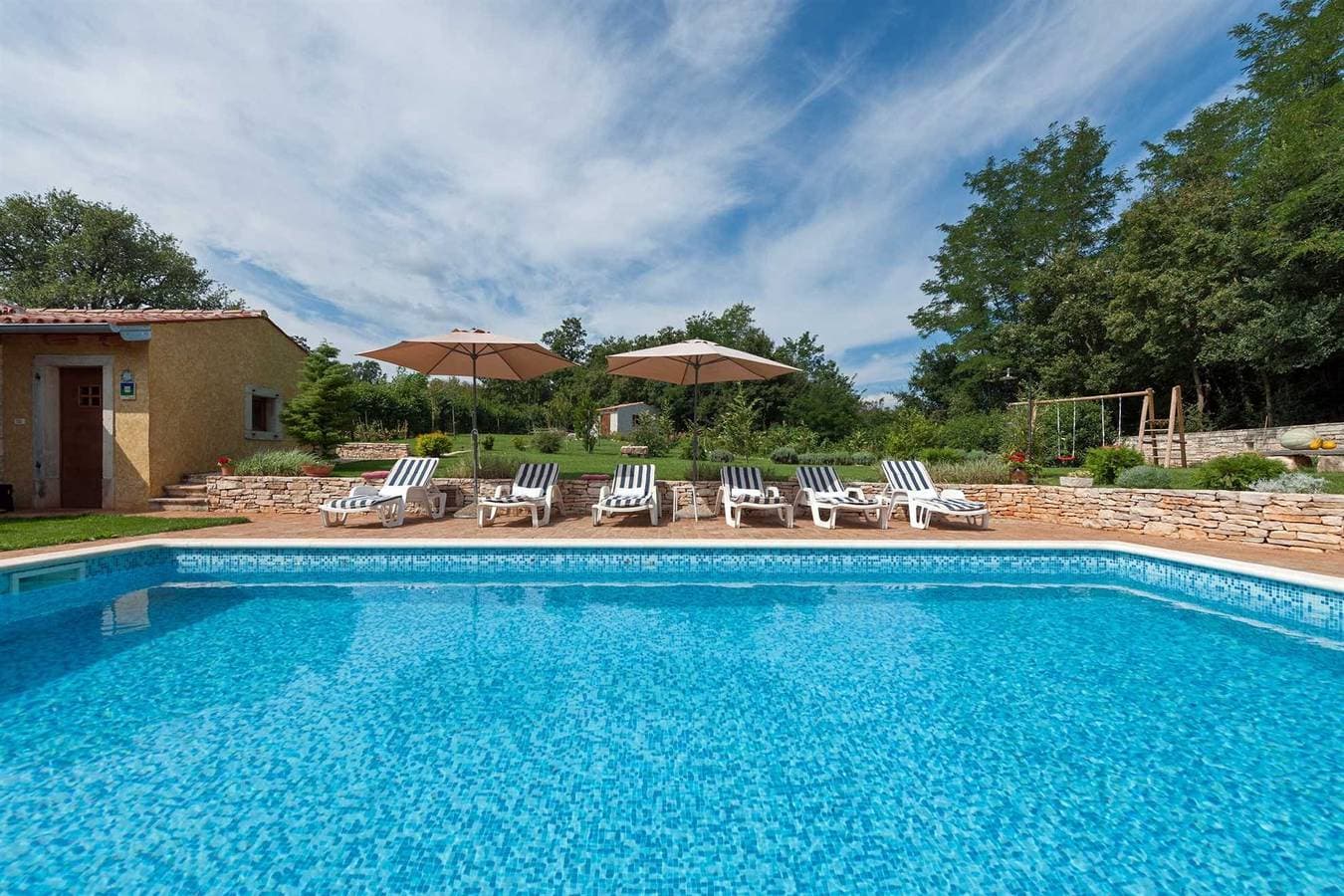 Foto 10 von 72: Ferienhaus Green Escape mit Pool