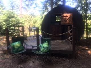 Foto 6 von 33: Blockhütte für 2 Personen mit Balkon