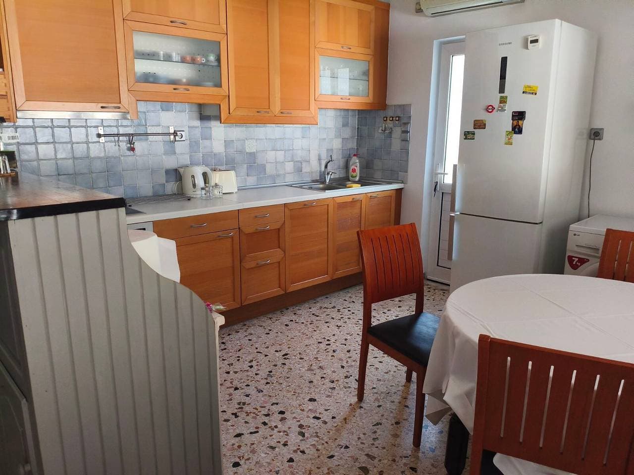 Foto 8 von 13: Ferienhaus „Nicks House By Zarkco“ mit privater Terrasse, WLAN und Klimaanlage