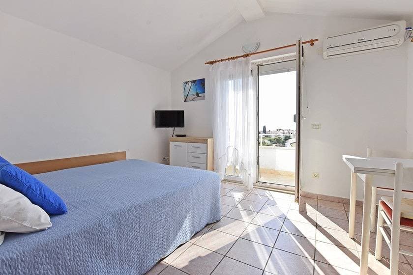 Foto 6 von 29: Studioapartment in Poreč mit Meerblick, Balkon, Klimaanlage, W-Lan (819-6)