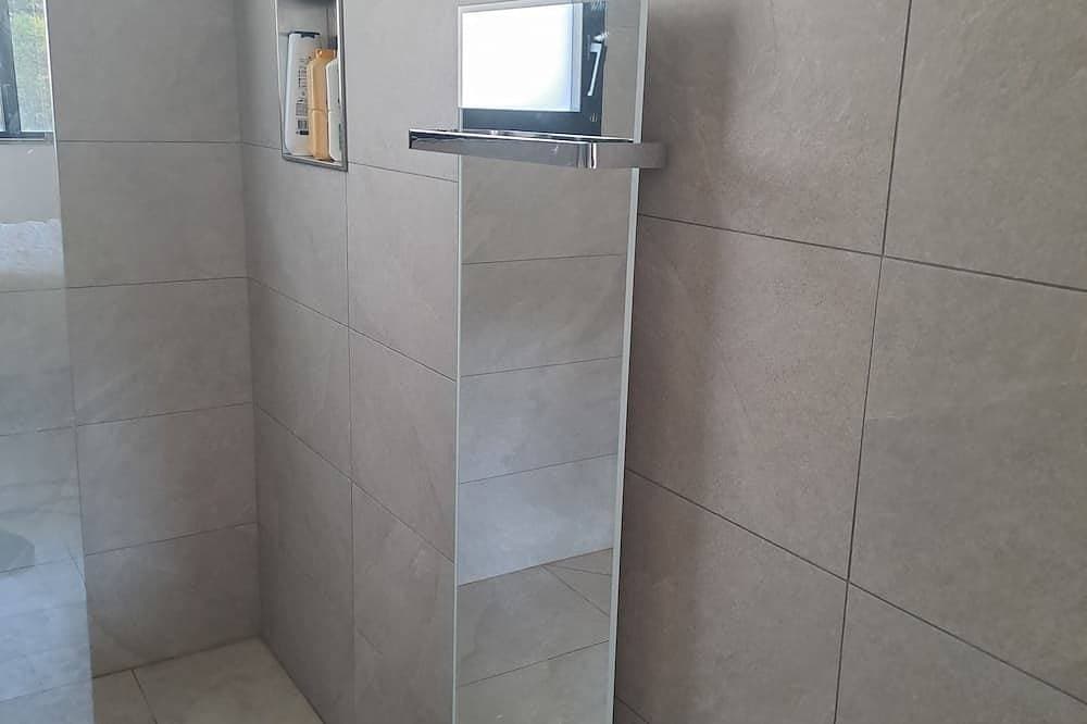 Foto 5 von 5: Large independent bedroom with bathroom in Luberon