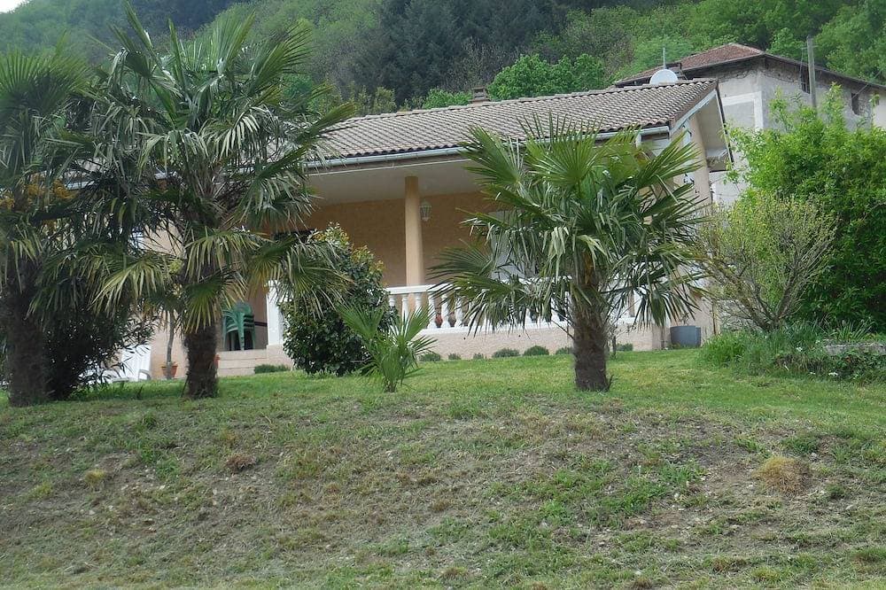 Thueyts Haus auf einem großen Grundstück mit Oleandern und Palmen 1