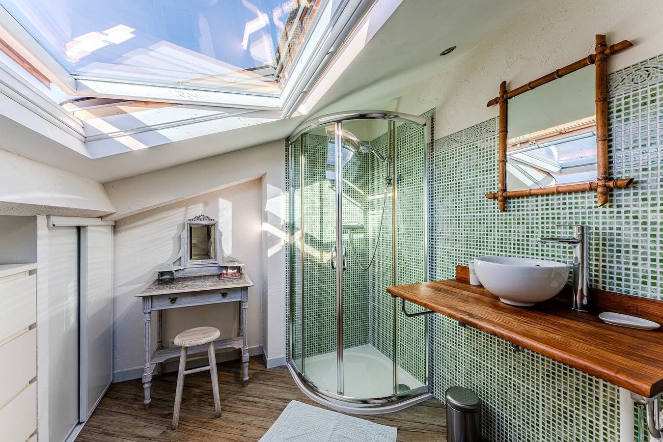 Foto 10 von 20: Gästezimmer 'La Chambre Dorée Du Bassin' mit privatem Garten und WLAN