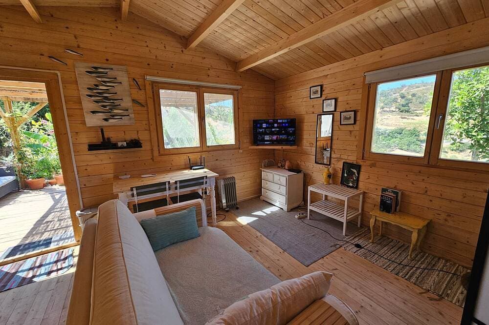 Foto 10 von 28: Cabin Sleeps 2 with Enclosed Garden