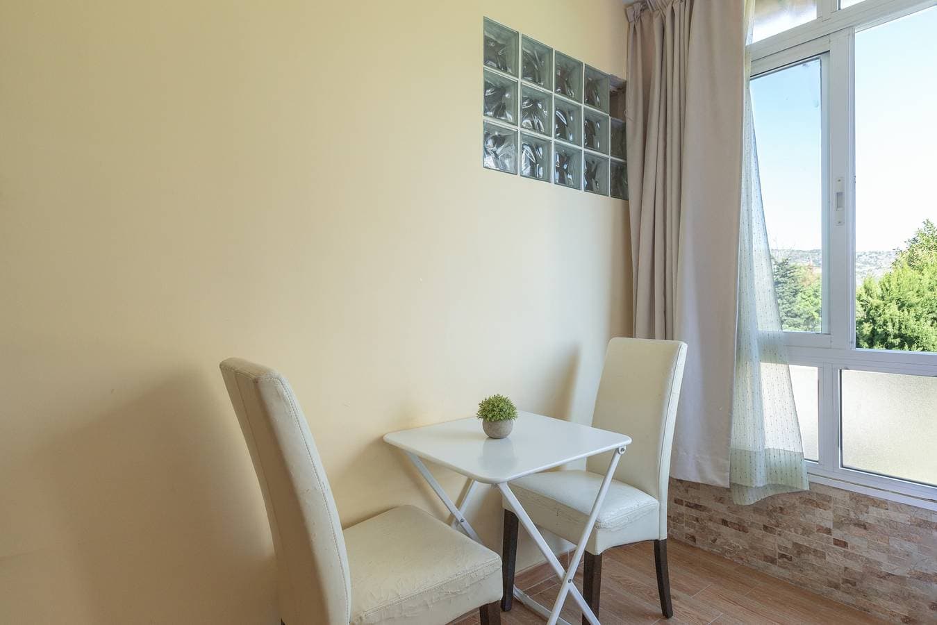 Foto 6 von 22: Einzimmerapartment 'Torremolinos' mit Gemeinschaftspool, Gemeinschaftsgarten und WLAN