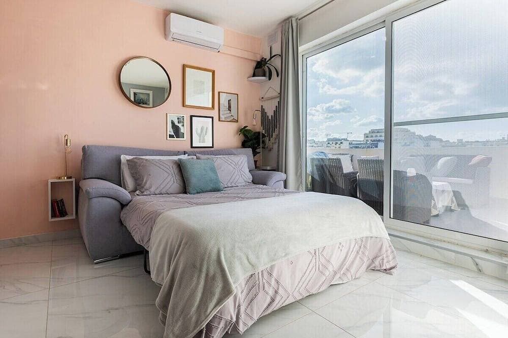 Foto 7 von 22: Charming Penthouse with Terrace by the sea