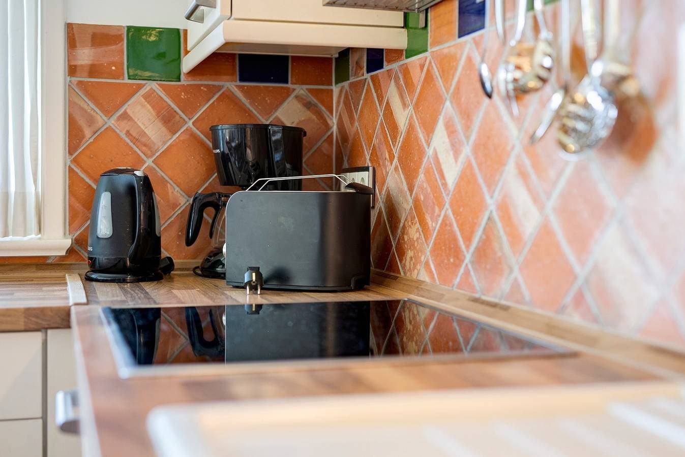 Foto 10 von 29: Ferienhaus "5 Sterne Reetdachhaus Wildröschen" mit privaten Terrassen, Garten und WLAN