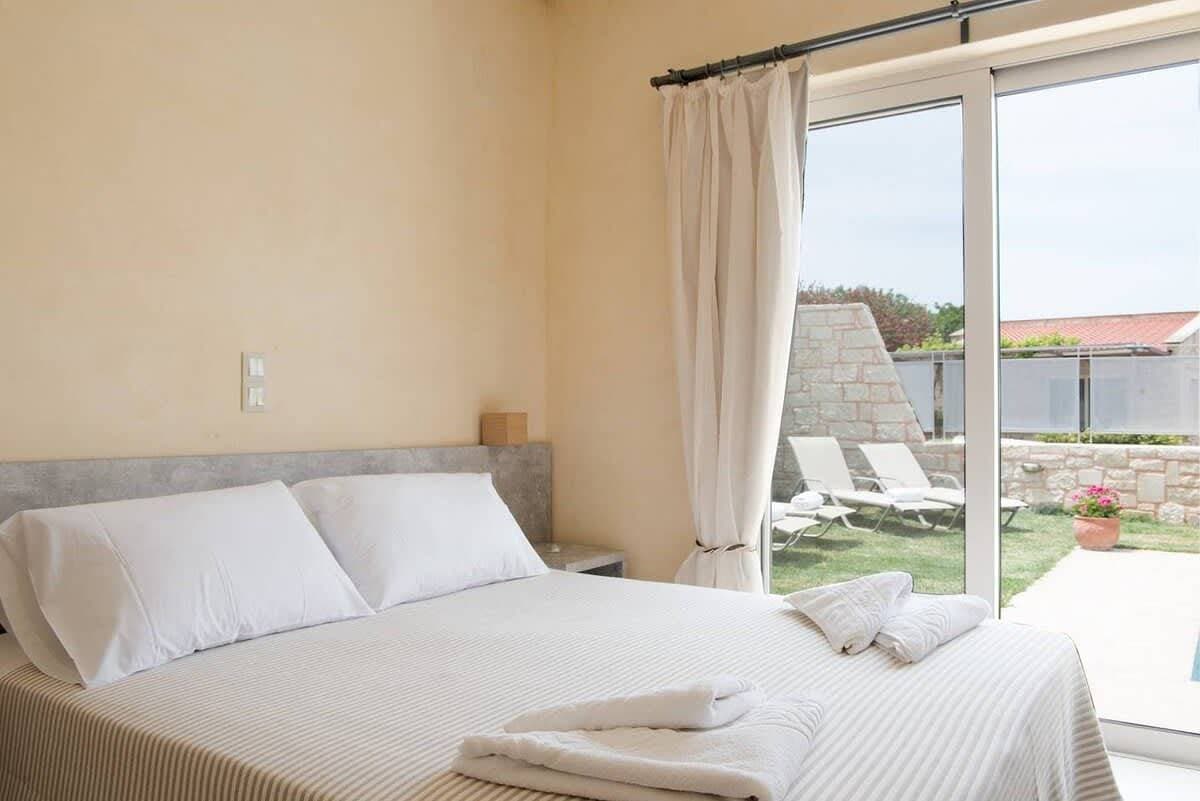 Foto 10 von 24: Pantanassa Villas – Thalia with Jacuzzi & Pool