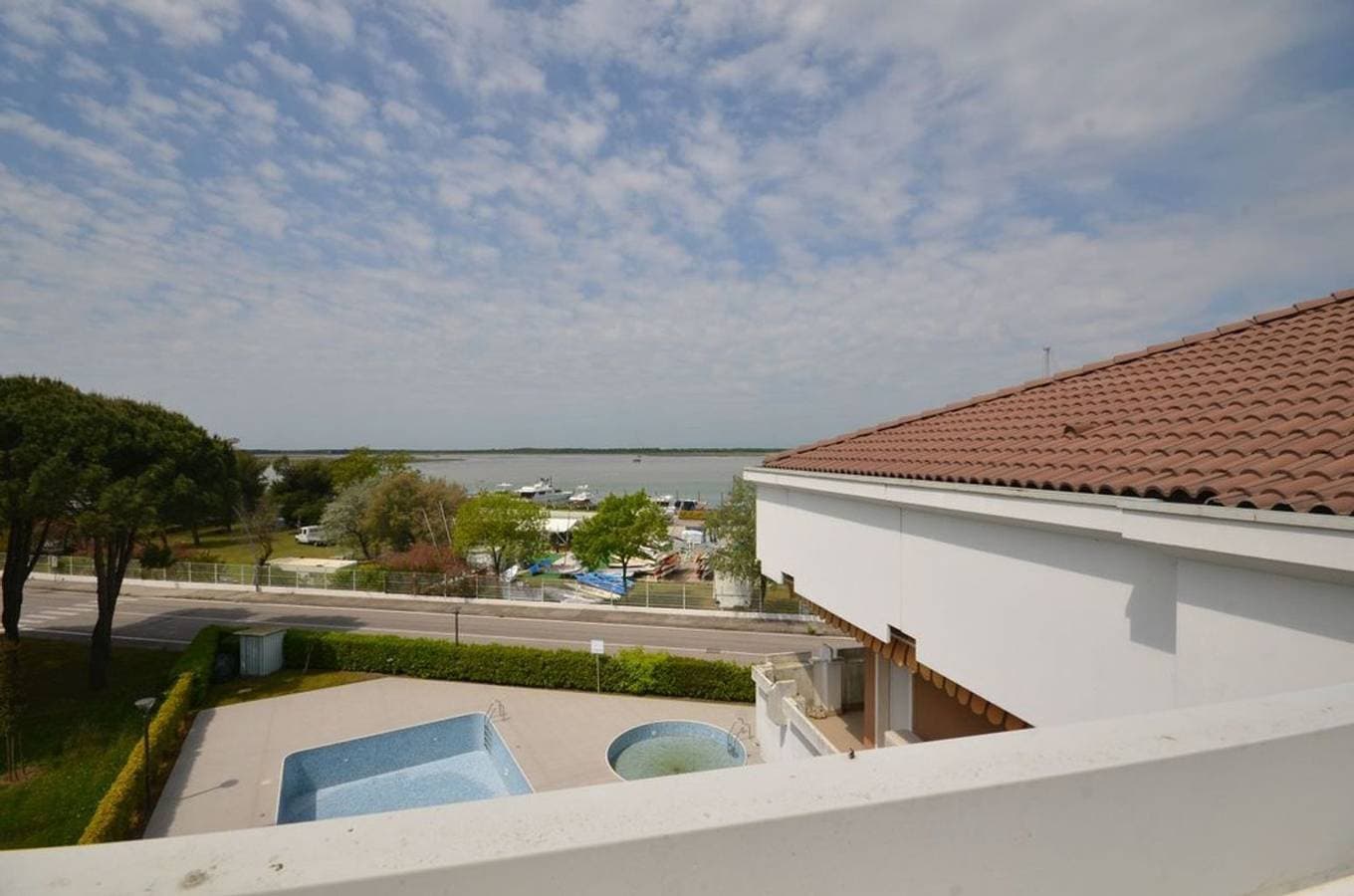 Foto 11 von 26: Helles und modernes Ferienhaus mit pool