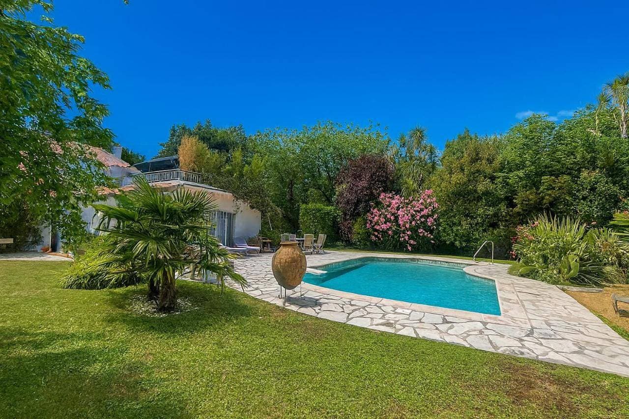 Le Clos du Roc d'Azur Suite climatisée , terrasses privées, piscine, parking sécurisé 1