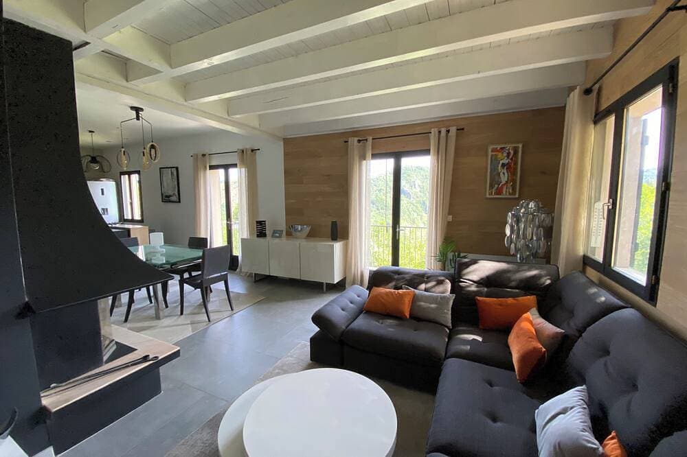 Foto 5 von 30: Contemporary home with a view of the mountains