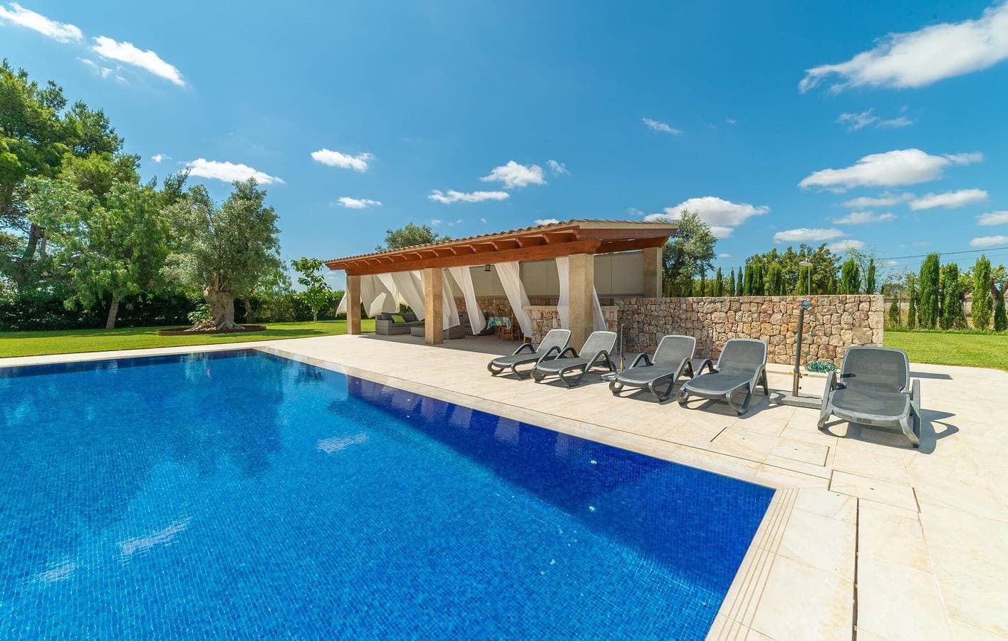 Foto 7 von 53: Ruhige Terrassenwohnung mit Pool, Küche & WiFi in Binissalem