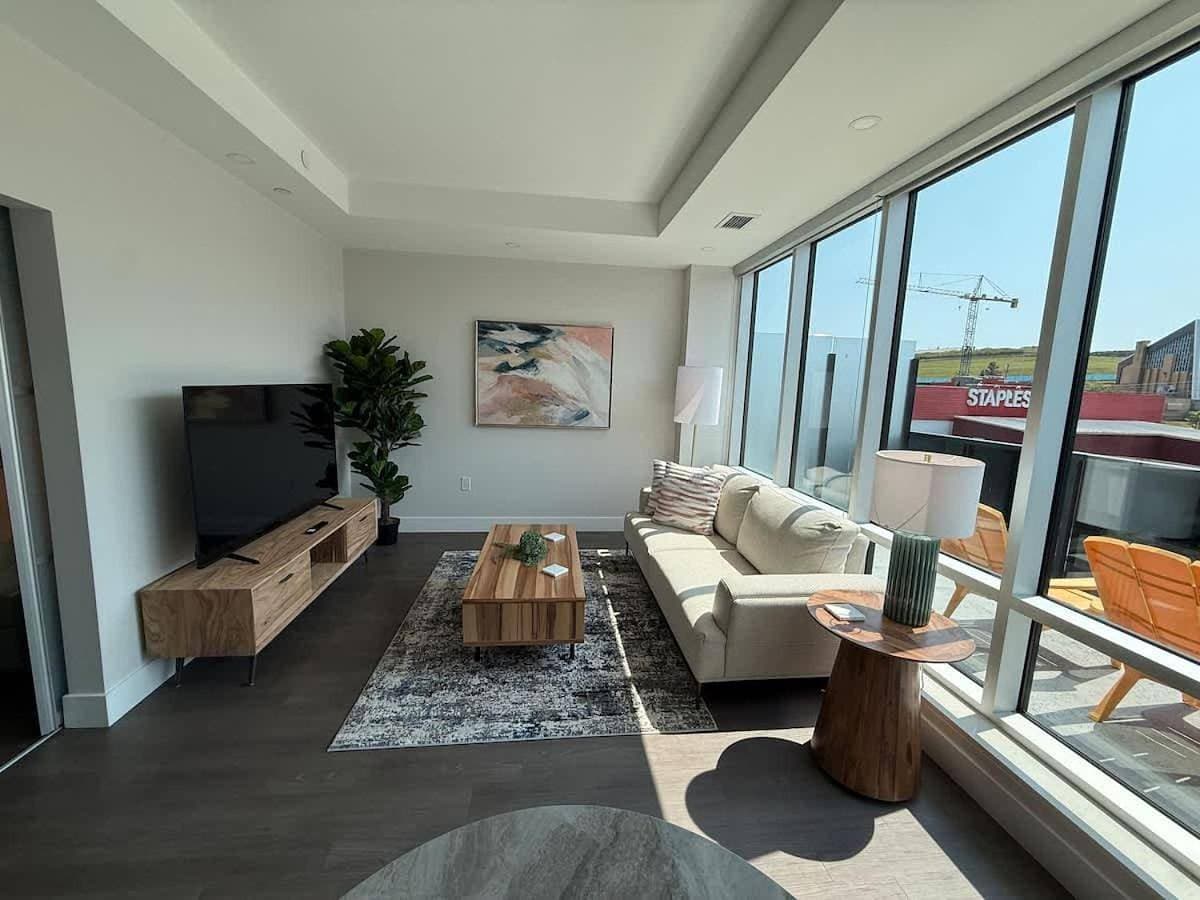 Downtown Bright & Vibrant 1 BR with huge patio 1