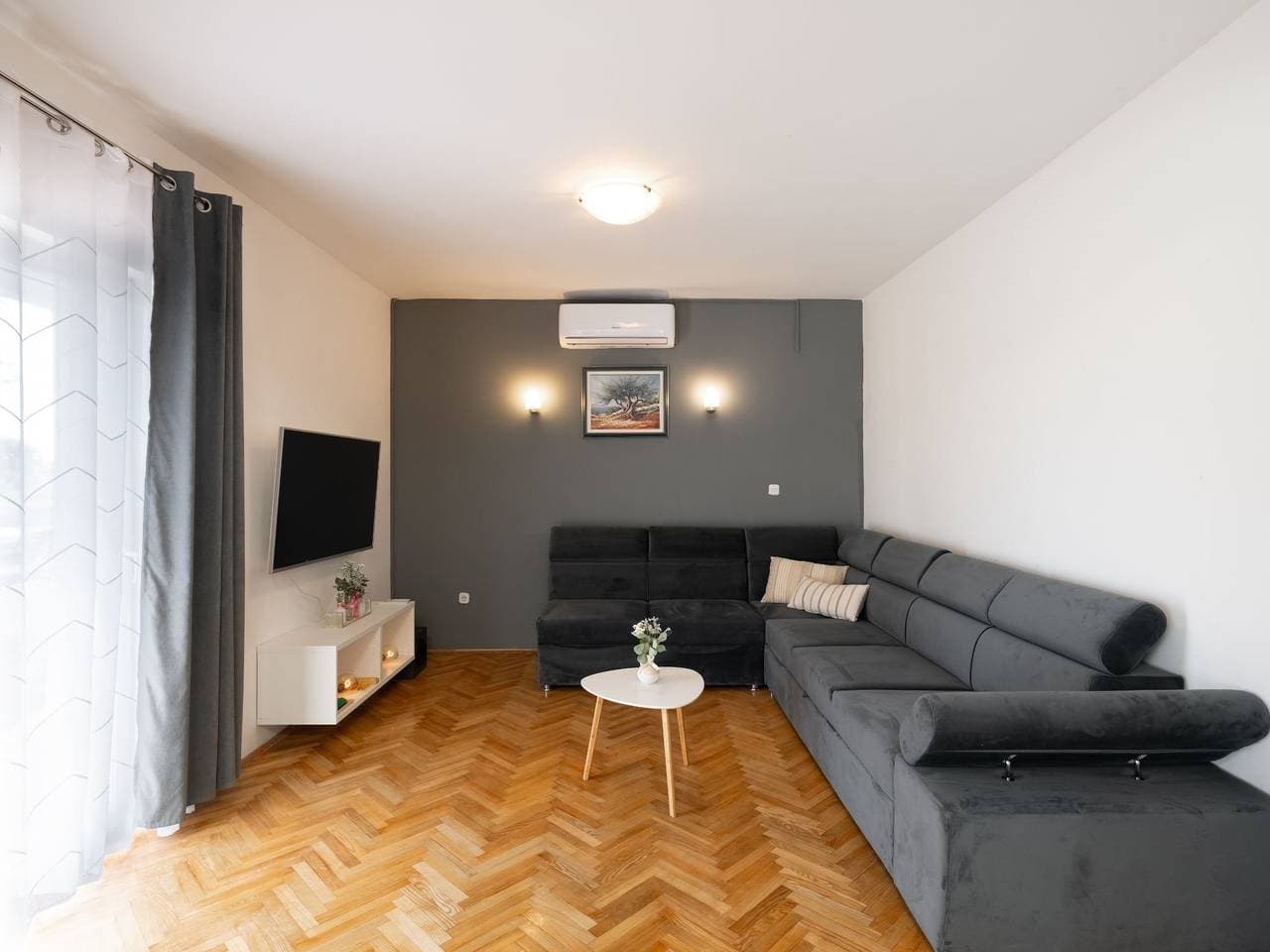 House Rose with Garden and Pool - Three Bedroom House 1