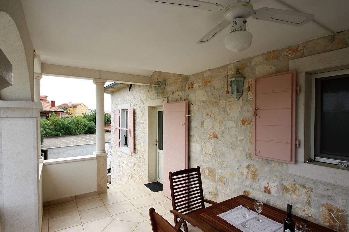 Foto 4 von 27: Apartment Marija Kastelir mit Balkon und Gartenblick