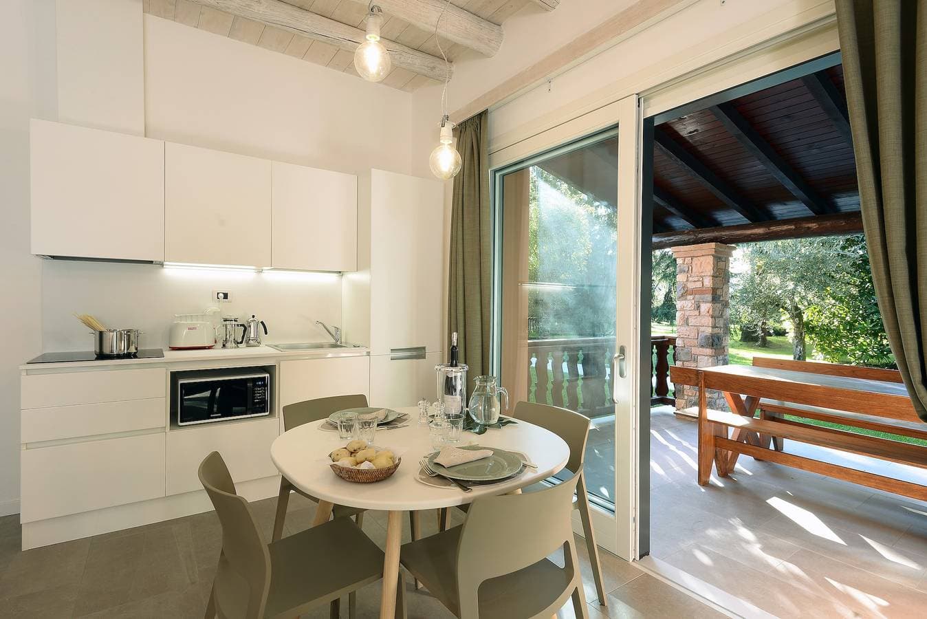 Foto 6 von 40: Ferienwohnung Al Segnavento Tramontana mit Pool, Terrasse & Parkplatz am Seeufer