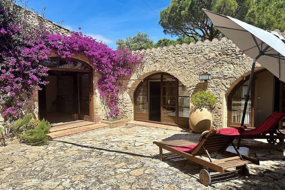 Unique catalan farmhouse with rustic charme dating back to the 16th century 1