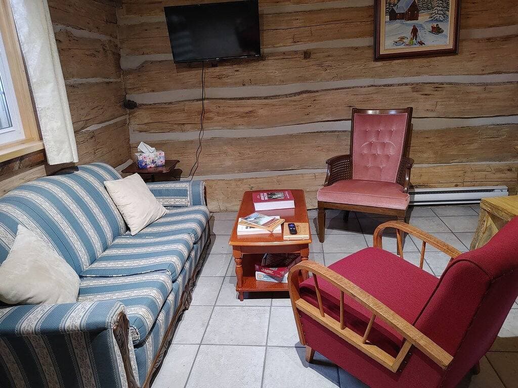 Foto 6 von 13: 1866 Pre-Confederation Log cabin at Gerber's