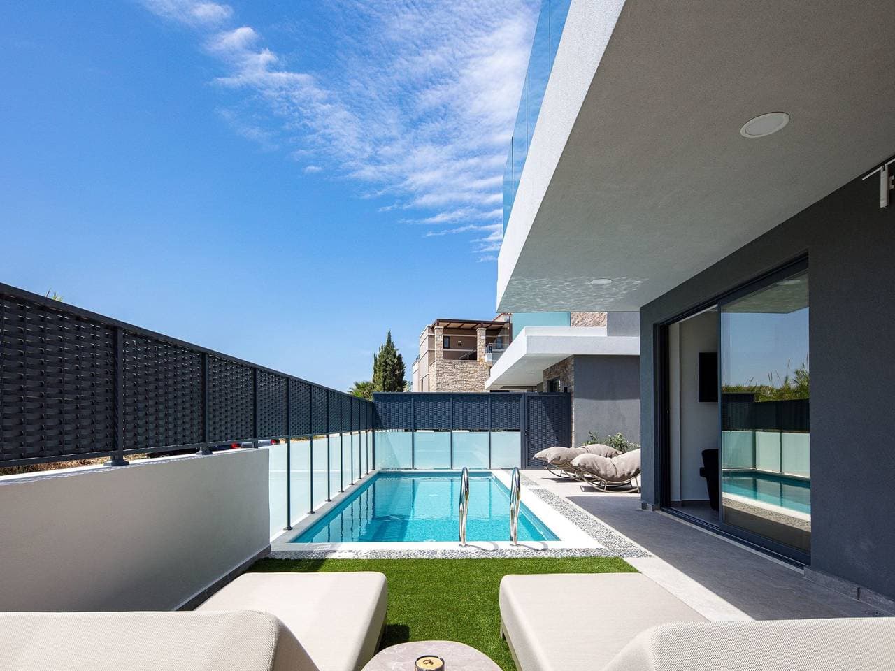 VillaSaints II - Elegante Pool-Villa in Strandnähe 1